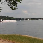 Grosses, Einzeln Stehendes 