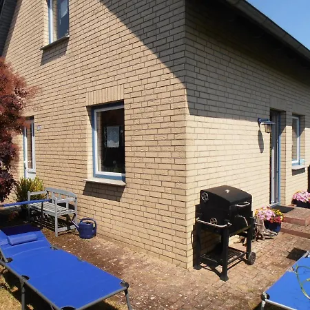 Ferienhaus Großes, Einzeln Stehendes Undine, Ruhige Lage, Terrasse, Parkplatz, Fahrradhäuschen Abschließbar, Nähe Zur Altstadt Und 600 M Zum Müritz - *