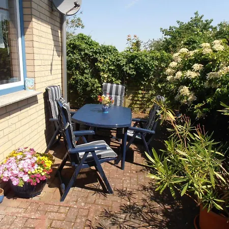 Ferienhaus Großes, Einzeln Stehendes Undine, Ruhige Lage, Terrasse, Parkplatz, Fahrradhäuschen Abschließbar, Nähe Zur Altstadt Und 600 M Zum Müritz -