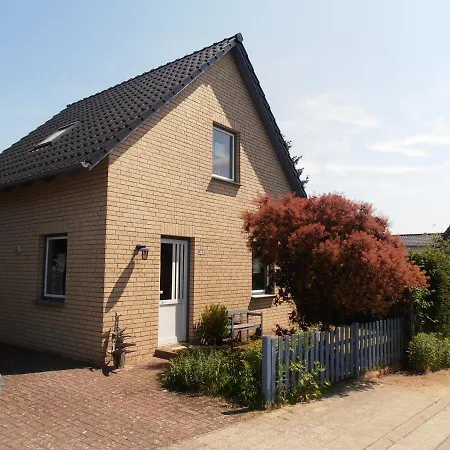 Großes, Einzeln Stehendes Undine, Ruhige Lage, Terrasse, Parkplatz, Fahrradhäuschen Abschließbar, Nähe Zur Altstadt Und 600 M Zum Müritz - Ferienhaus *