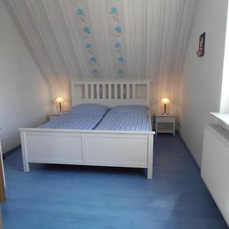 Ferienhaus Undine, Ruhige Lage, Naehe Zur Altstadt, Nur 500 M Zur Mueritz Mit Strand, Mit Parkplatz Und Fahrradhaeuschen