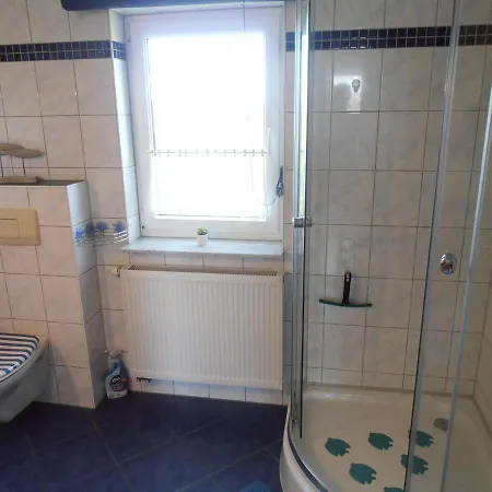 Großes, Einzeln Stehendes Undine, Ruhige Lage, Terrasse, Parkplatz, Fahrradhäuschen Abschließbar, Nähe Zur Altstadt Und 600 M Zum Müritz - Ferienhaus *