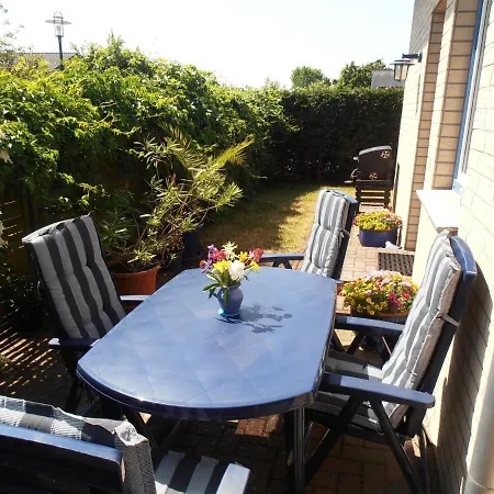 Ferienhaus Großes, Einzeln Stehendes Undine, Ruhige Lage, Terrasse, Parkplatz, Fahrradhäuschen Abschließbar, Nähe Zur Altstadt Und 600 M Zum Müritz - *