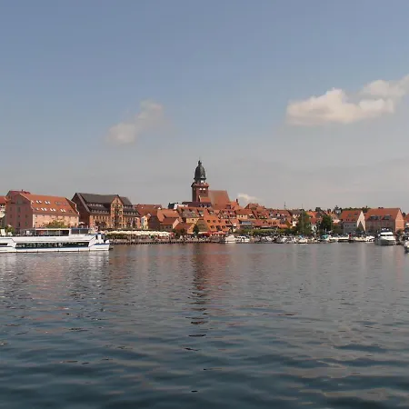 Großes, Einzeln Stehendes Undine, Ruhige Lage, Terrasse, Parkplatz, Fahrradhäuschen Abschließbar, Nähe Zur Altstadt Und 600 M Zum Müritz - Ferienhaus *