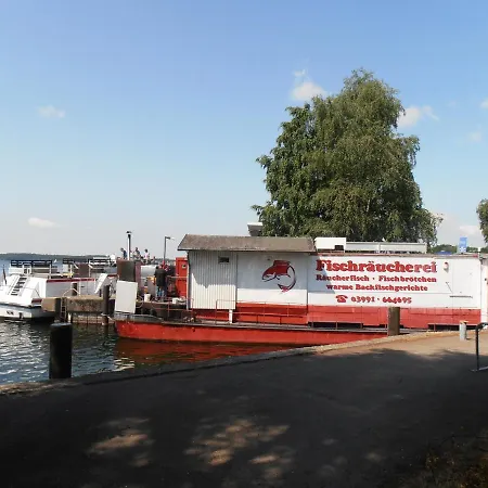 Ferienhaus Großes, Einzeln Stehendes Undine, Ruhige Lage, Terrasse, Parkplatz, Fahrradhäuschen Abschließbar, Nähe Zur Altstadt Und 600 M Zum Müritz - *