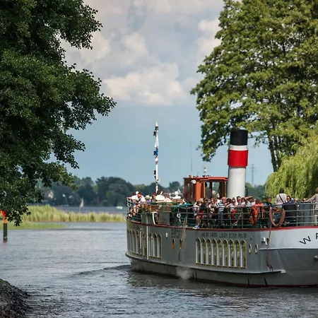 Ferienhaus Großes, Einzeln Stehendes Undine, Ruhige Lage, Terrasse, Parkplatz, Fahrradhäuschen Abschließbar, Nähe Zur Altstadt Und 600 M Zum Müritz - Waren (Müritz)
