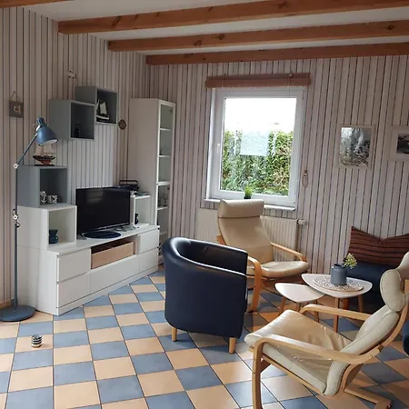 Großes, Einzeln Stehendes Undine, Ruhige Lage, Terrasse, Parkplatz, Fahrradhäuschen Abschließbar, Nähe Zur Altstadt Und 600 M Zum Müritz - *