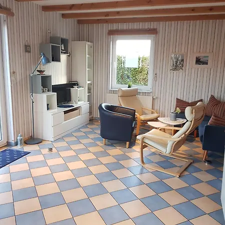 Großes, Einzeln Stehendes Undine, Ruhige Lage, Terrasse, Parkplatz, Fahrradhäuschen Abschließbar, Nähe Zur Altstadt Und 600 M Zum Müritz -