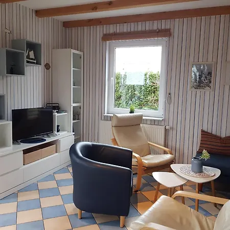 Ferienhaus Großes, Einzeln Stehendes Undine, Ruhige Lage, Terrasse, Parkplatz, Fahrradhäuschen Abschließbar, Nähe Zur Altstadt Und 600 M Zum Müritz - Waren (Müritz)