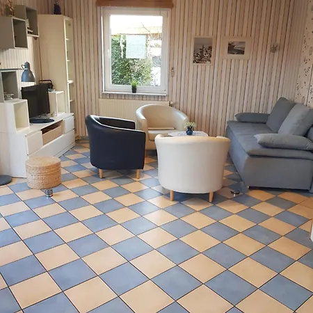 펜션 Ferienhaus Undine, Ruhige Lage, Naehe Zur Altstadt, Nur 500 M Zur Mueritz Mit Strand, Mit Parkplatz Und Fahrradhaeuschen