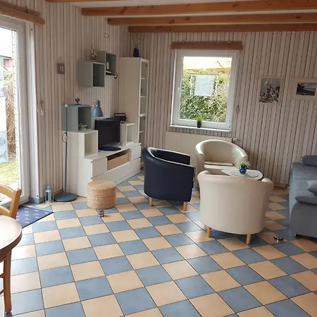 Ferienhaus Undine, Ruhige Lage, Naehe Zur Altstadt, Nur 500 M Zur Mueritz Mit Strand, Mit Parkplatz Und Fahrradhaeuschen 펜션 바렌
