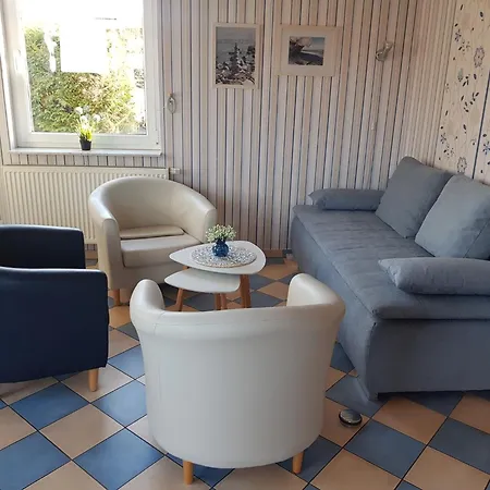 Ferienhaus Undine, Ruhige Lage, Naehe Zur Altstadt, Nur 500 M Zur Mueritz Mit Strand, Mit Parkplatz Und Fahrradhaeuschen *