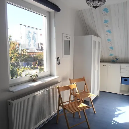 Großes, Einzeln Stehendes Undine, Ruhige Lage, Terrasse, Parkplatz, Fahrradhäuschen Abschließbar, Nähe Zur Altstadt Und 600 M Zum Müritz - Waren (Müritz)