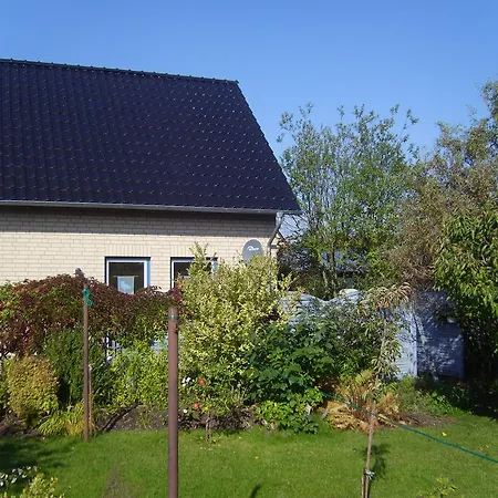 Ferienhaus Großes, Einzeln Stehendes Undine, Ruhige Lage, Terrasse, Parkplatz, Fahrradhäuschen Abschließbar, Nähe Zur Altstadt Und 600 M Zum Müritz - *