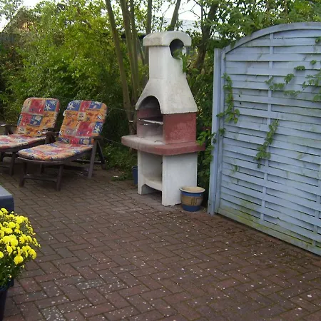 Ferienhaus Großes, Einzeln Stehendes Undine, Ruhige Lage, Terrasse, Parkplatz, Fahrradhäuschen Abschließbar, Nähe Zur Altstadt Und 600 M Zum Müritz -