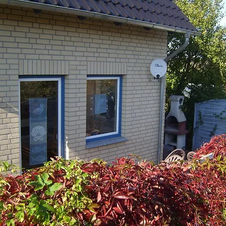 Großes, Einzeln Stehendes Undine, Ruhige Lage, Terrasse, Parkplatz, Fahrradhäuschen Abschließbar, Nähe Zur Altstadt Und 600 M Zum Müritz - *