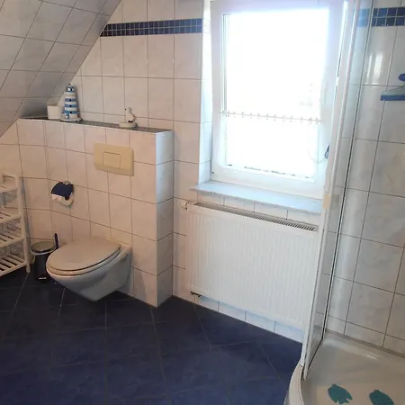 Ferienhaus Großes, Einzeln Stehendes Undine, Ruhige Lage, Terrasse, Parkplatz, Fahrradhäuschen Abschließbar, Nähe Zur Altstadt Und 600 M Zum Müritz -