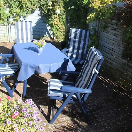 Großes, Einzeln Stehendes Undine, Ruhige Lage, Terrasse, Parkplatz, Fahrradhäuschen Abschließbar, Nähe Zur Altstadt Und 600 M Zum Müritz - *