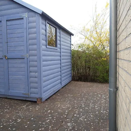 Großes, Einzeln Stehendes Undine, Ruhige Lage, Terrasse, Parkplatz, Fahrradhäuschen Abschließbar, Nähe Zur Altstadt Und 600 M Zum Müritz - Ferienhaus *