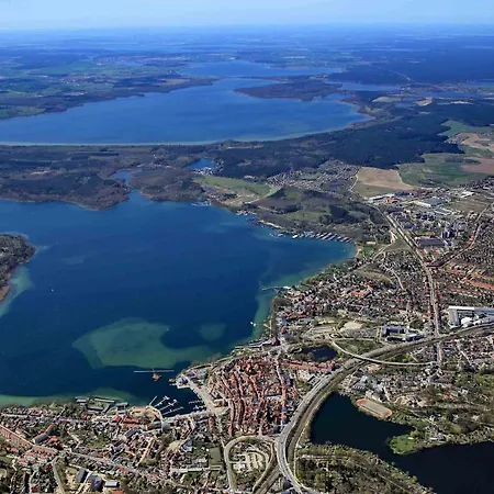 Großes, Einzeln Stehendes Undine, Ruhige Lage, Terrasse, Parkplatz, Fahrradhäuschen Abschließbar, Nähe Zur Altstadt Und 600 M Zum Müritz - Ferienhaus *